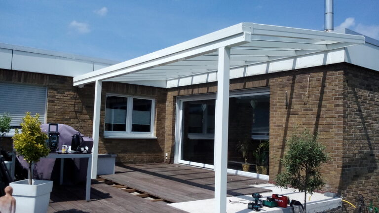 Terrasse mit Alu-Überdachung: Robuster Schutz für Ihre Outdoor-Oase
