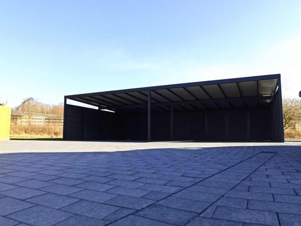 Doppel-Carport aus Aluminium mit Seitenwänden: Doppelt geschützt und funktional