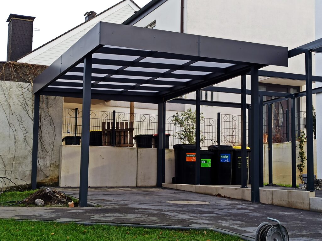 Carport aus Aluminium mit Glaselementen: Eleganter Schutz mit modernem Design