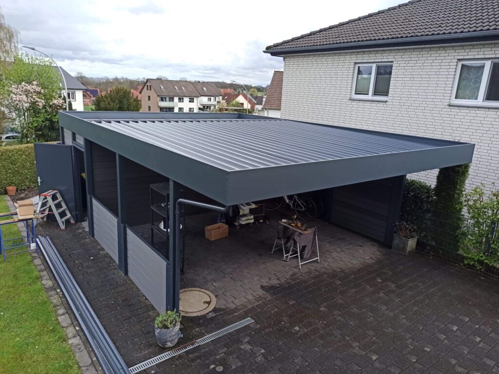 Trapezblech als Dachmaterial auf einem Carport