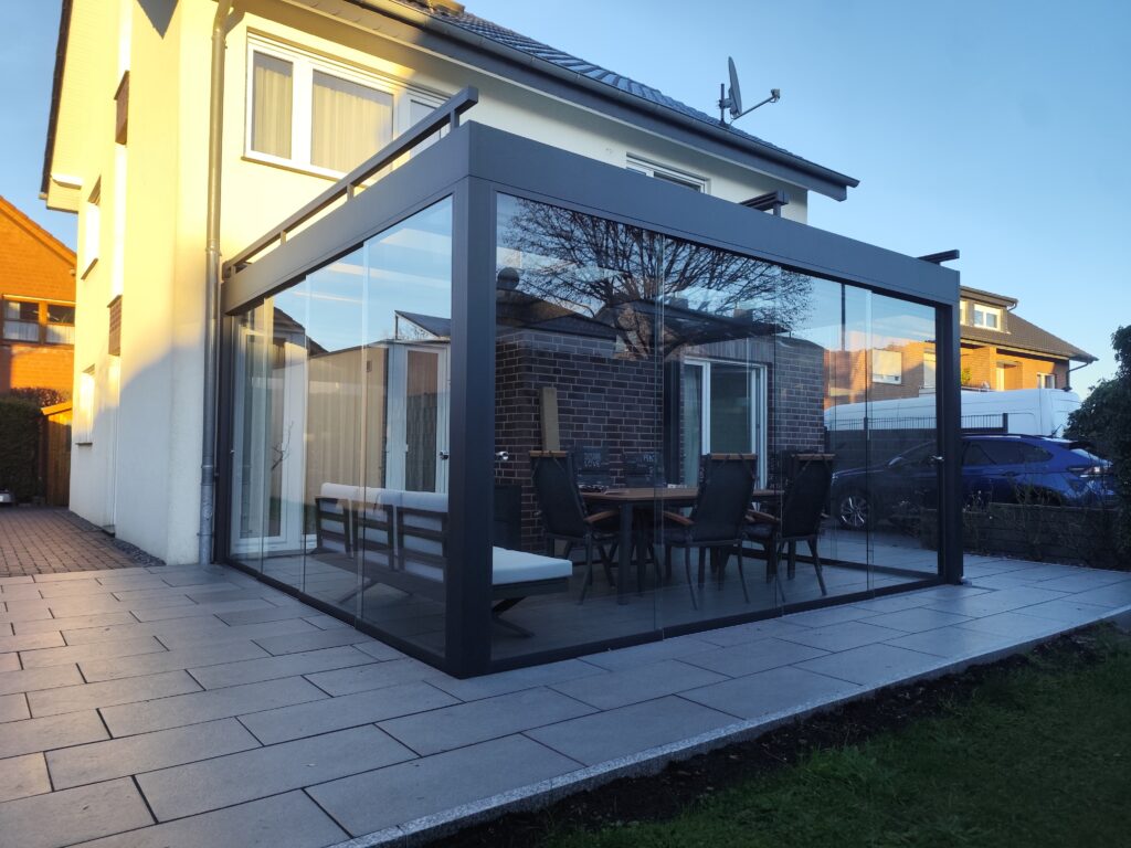 Wintergarten mit Glasfassade: Lichtdurchfluteter Raum für das ganze Jahr